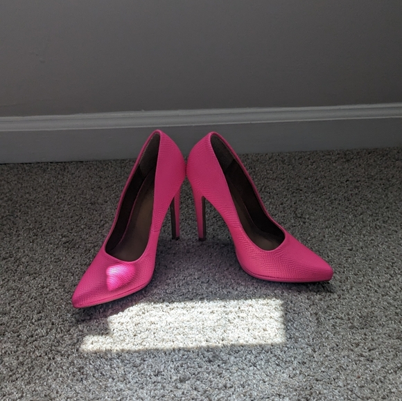 Hot Pink Qupid Pump - Picture 2 of 3